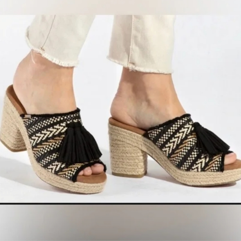 Toms Junie Woven Espadrille Sandals 9.5 Wide Boho Platform Mule Tassels Peep Toe